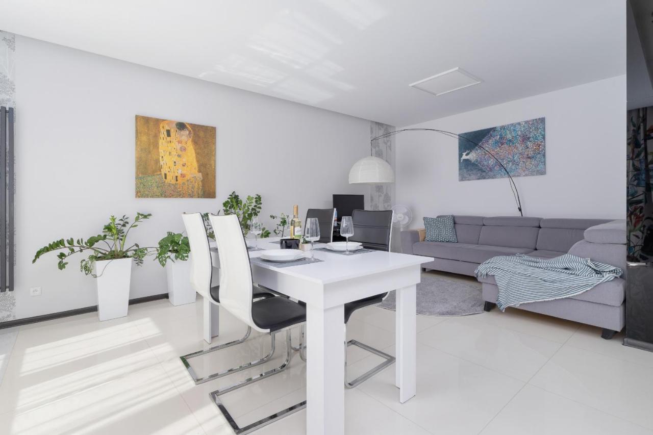Wonderful Apartment Garden Residence By Noclegi Renters Krakow Dış mekan fotoğraf