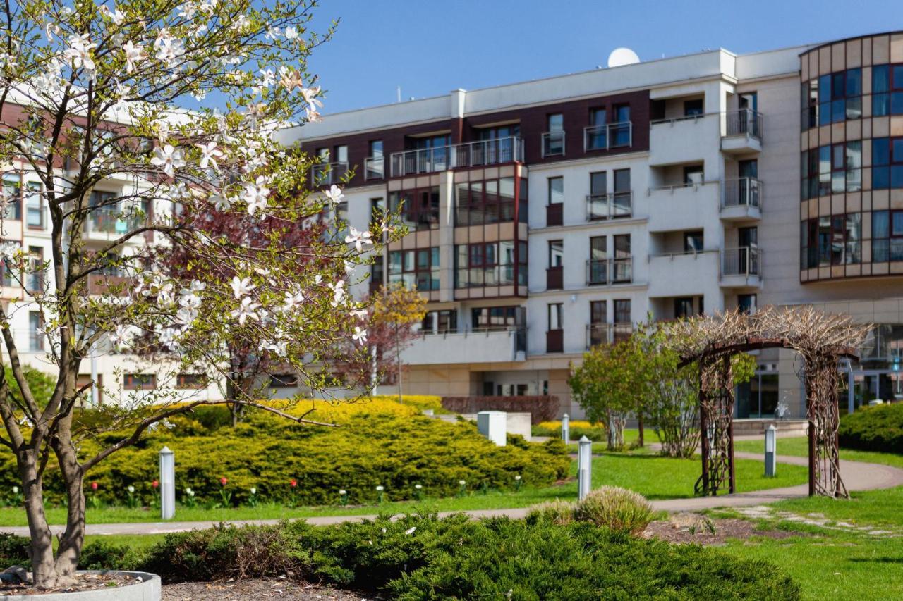 Wonderful Apartment Garden Residence By Noclegi Renters Krakow Dış mekan fotoğraf